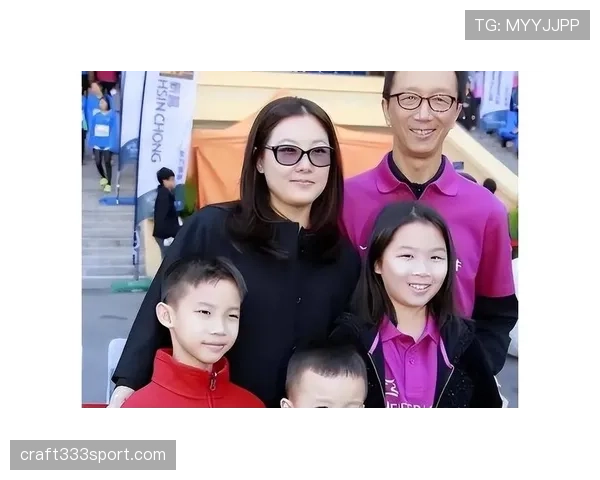 伏明霞跳水拿金牌那会儿，谁想到她后来嫁豪门连生三胎还天天素颜买菜？